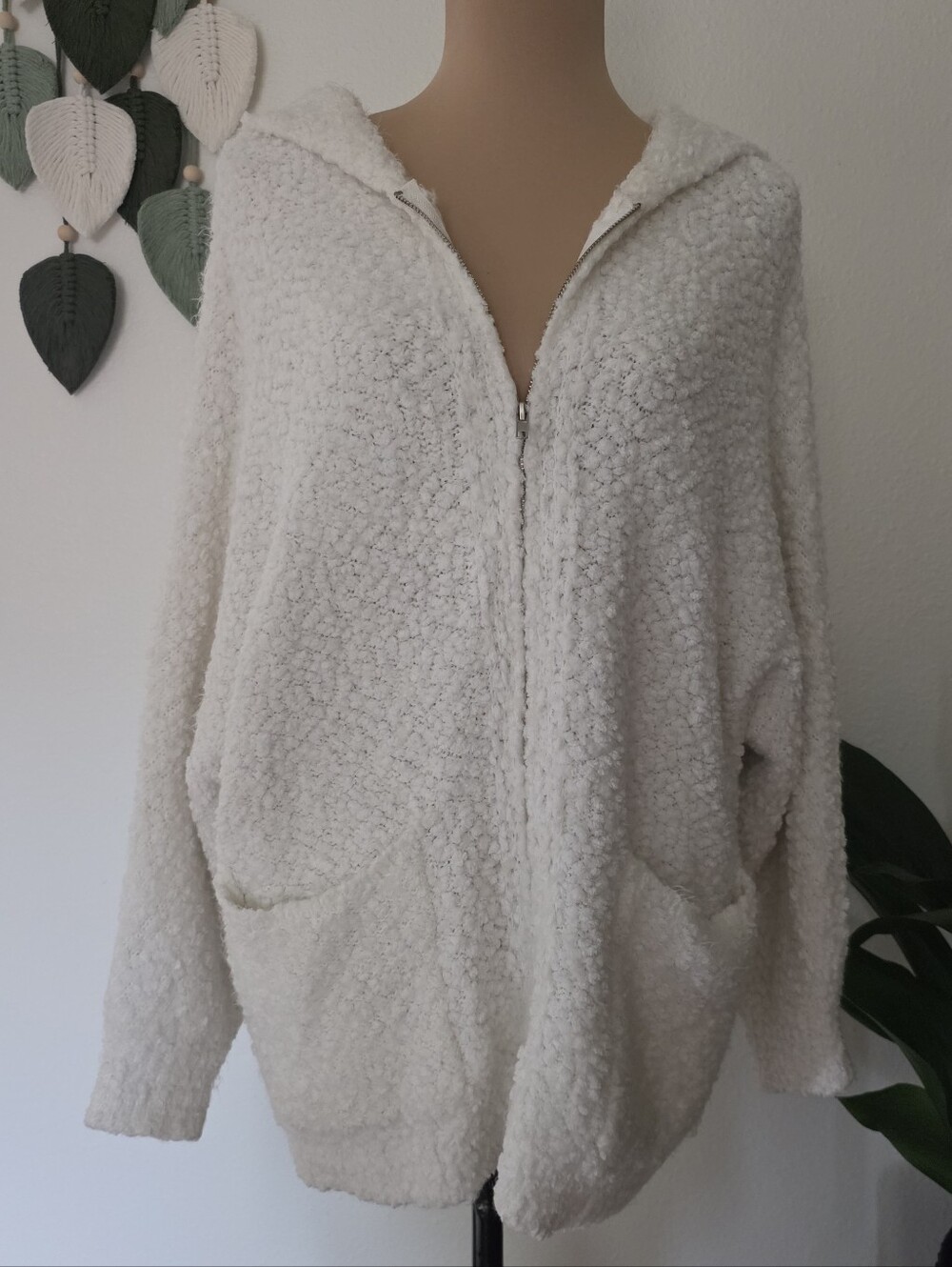 The Linen Duck White Sherpa Like Full Zip Jacket With Hood And Pockets - Small